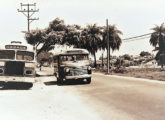 Lotação Chevrolet da carioca Transportes Pereira Santos passa ao lado de um ônibus Continental abandonado, em março de 1957, na linha Honório Gurgel-Cascadura (fonte: Marcelo Prazs / riosuburbio, Arquivo Nacional).