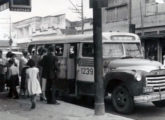 Lotação GMC, atendendo à linha Vaz Lobo-Candelária, no Rio de Janeiro (RJ), em 1951 (fonte: portal riosuburbio / Arquivo Nacional).