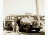 Em 1952, aos quatro anos de idade, o editor de LEXICAR sai a passeio com a família, num lotação Vieira-Chevrolet, para o distante bairro carioca de Pedra de Guaratiba (foto: Josef Scharinger).