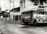 Lotação Mercedes-Benz LP-312 ligando o subúrbio de Cascadura ao Centro do Rio de Janeiro (RJ); a imagem é de 1964 (fonte: Arquivo Nacional).