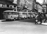 Diversos lotações estacionados no Centro do Rio de Janeiro em 1958: no final da fila, note um Mercedes-Benz com carroceria Vieira.