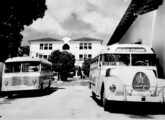 À direita, um Vieira-Magirus como ônibus escolar do Colégio Piedade, precursor da hoje extinta Universidade Gama Filho (fonte: Ivonaldo Holanda de Almeida / Madureira: Ontem & Hoje).