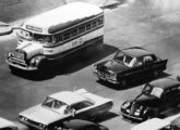 Lotação Mercedes-Benz L-312 na linha Praça Mauá-Madureira, atendida pela carioca Viação Portela, em fotografia de 1962 (fonte: portal ciadeonibus).