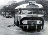 Outro Vieira sobre Mercedes-Benz LP da mesma época, operando no Rio de Janeiro (RJ) em tempo de chuvas; ao fundo vemos um Metropolitana, seguido de um Grassi da CTC (fonte: Diego Félix / onibusbrasil).