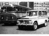 Ao lado de uma Rural-Willys, mais um LP-Vieira urbano fotografado no centro do Rio de Janeiro no início dos anos 60 (fonte: site museudantu). 