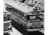 Uma das primeiras carrocerias Vieira sobre chassi Mercedes-Benz LPO; à esquerda um Bons Amigos (fonte: site ciadeonibus). 
