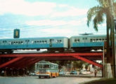 Vieira-LPO da Castelo Auto Ônibus, fotografado em torno de 1970, quando passava sob o viaduto da antiga Estrada de Ferro Leopoldina, no Rio de Janeiro (RJ) (fonte: portal ciadeonibus).