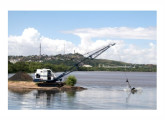 Guindaste 320, equipado como "dragline", operando em Porto Alegre (RS) em 2010 (fonte: site portoalegre.olx).