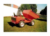 Dumper Tratomaq TH-150, com 46 cv e 1.550 litros.