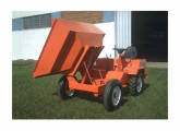 Dumper Tratomaq com caçamba de descarga lateral.