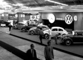 Stand da VW no II Salão do Automóvel, em 1961; o relógio registrava: "a cada 5 minutos nasce 1 Volkswagen no Brasil" (fonte: Jorge A. Ferreira Jr. / Anfavea).  