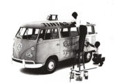 A VW não cansava de buscar qualidades na Kombi, neste caso (de abril de 1964) divulgando os 14 m2 de superfície da carroceria disponíveis para transformar o carro em cartaz ambulante do negócio de seu proprietário.