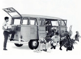 A Volkswagen sempre soube explorar a grande capacidade de carga e a ótima acessibilidade oferecidas pela Kombi; a imagem é de material publicitário de 1964.