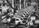 Em 1961 a Volkswagen tornou-se o maior fabricante brasileiro de automóveis; a imagem, da segunda metade da década, mostra a montagem das carrocerias do Fusca e seu encaminhamento para a pintura.