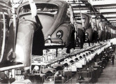 Depois de receberem o acabamento interno (abaixo), transportadores aéreos conduziam as carrocerias para a esteira de montagem dos órgãos mecânicos.