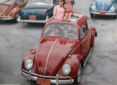 Volkswagen sedã com teto solar em propaganda de 1965 (fonte: Jorge A. Ferreira Jr.).