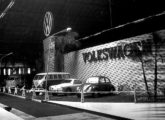 Stand VW no V Salão, em 1966, replicando a fachada de sua grande fábrica de São Bernardo do Campo (fonte: Jorge A. Ferreira Jr.).