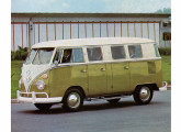 A Kombi de seis portas permanecia em produção em 1971; na foto a versão Luxo.