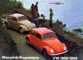 Capa do Manual do Proprietário do Fusca 1973, mostrando o carro em suas duas opções de acabamento - a "econômica" atrás, sem friso no capô e com as calotas antigas (fonte: Jorge A. Ferreira Jr.).