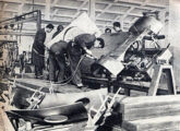 Montagem da plataforma da Kombi, em 1959, na recém-inaugurada fábrica de São Bernardo do Campo (fonte: Automóvel-Club).
