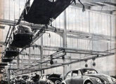 Linha de montagem final do Fusca, em 1959: logo a produção alcançaria 200 carros/dia (fonte: Automóvel-Club).