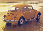 Fusca 1500 1980; note três das novidades, com relação ao Fuscão 1970: maior número de aberturas de ventilação na tampa do motor (modificação introduzida em 1973), novas saídas de ar viciado na coluna traseira (1974) e bocal do tanque de combustível na lateral direita (1978).