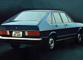 Passat quatro-portas (aqui na versão LS) - Carro do Ano de 1975; a imagem é de uma propaganda da Volkswagen.