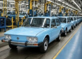 Completos e revisados, os carros aguardam ordem para deixar a linha de montagem.