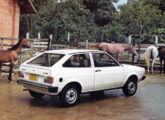 Ilustrando a capa de publicação interna da Volkswagen de maio de 1980, o Gol (ainda chamado) BX.