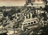 Participação heróica de duas Kombis na Caravana de Integração Nacional, em janeiro de 1960, percorrendo a recém aberta rodovia Belém-Brasília; ao fundo, a ponte sobre o rio Tocantins, ainda em construção (fonte: O Cruzeiro).