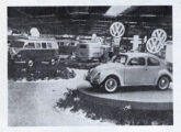 Visão geral do stand da Volkswagen no I Salão do Automóvel, em 1960 (fonte: Automóveis & Acessórios).