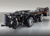 Chassi elétrico e-Volksbus 22L; na foto disposto sobre o chassi, o banco de baterias será instalado no teto da carroceria.