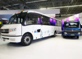 No stand da Volkswagen Caminhões na Expo Transporte, no México: ônibus com chassi 14.190 SCD e carroceria mexicana e protótipo elétrico e-Delivery (fonte: site chicodaboleia).