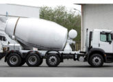 Equipado com balão de aço inoxidável, o Constructor 26.260 8x4 tornou-se o caminhão-betoneira mais leve do país.