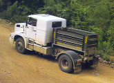 Os caminhões NL passaram por grandes transformações em 1993; externamente, porém, pouco mudaram: a cabine-leito ficou mais longa e perdeu as duas vigias adicionais, como mostra o caminhão de teste da foto.   