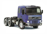 Volvo FM10 320 6x4 com teto baixo para operações pesadas.