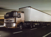 Além de retoques estéticos, em 2009 a linha FM recebeu novo motor de 11,0 litros; aqui um trator 6x2 com cabine leito e teto baixo. 