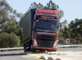 FH enfrentando uma das sete pistas do campo de provas da Volvo em Curitiba.