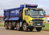 Volvo FMX 500 8x4 de empresa construtora de Cuiabá (MT), a serviço em Porto Velho (RO) em dezembro de 2021 (foto: Marcos Cabral Filho).