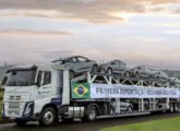 Em agosto de 2025 um FH da transportadora gaúcha Gabardo leva o primeiro lote de carros Hyunday exportados para a Argentina.