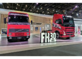 No stand da Volvo, a primeira versão do FH faz companhia a um dos exemplares da série especial (foto: portal automotivebusiness).