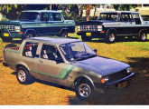 Em uma só imagem, três cabines-duplas Walk de 1985: Chevy e F-1000 com grade personalizada e janelas normais e panorâmicas. 