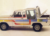 Cabine-dupla Ford 1987 com teto semi-elevado, tampão marítimo e santantônio. 