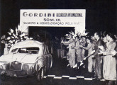 Acidentado no 5º dia, o Gordini recordista da Willys chega ao final da prova de resistência após 22 dias de corrida ininterrupta.   