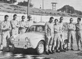 O Gordini e a equipe Willys, antes do início da prova de resistência; entre os pilotos estavam Bird Clemente, Wilson Fittipaldi Jr, José Carlos Pace, Chico Lameirão, Carol Figueiredo e Luiz Pereira Bueno.