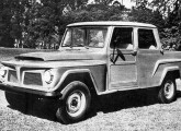 Cabine-dupla, uma das muitas versões especiais da picape Jeep executadas por terceiros. 