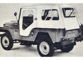 Jeep Universal 1967 com capota conversível.   