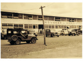 Num país com tantas frentes de expansão, o Jeep e a Rural foram verdadeiros instrumentos de desbravamento; a imagem mostra o predomínio dos modelos na construção de Brasília (fonte: site blogdojovino).