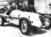 Com este carro, construído por Johanes Woerdenbag, o piloto Rubens Abrunhosa venceu o III Circuito da Gávea, em 1940. 