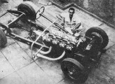 O chassi do bólido de 1939, já com motor Packard, e Thomas Woerdenbag ao lado (foto: Mecânica Ilustrada).    